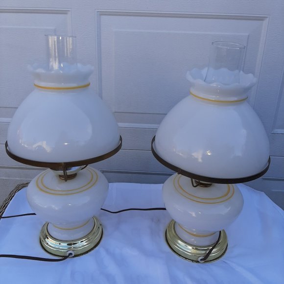 One Vintage Handpainted Milk Glass Electric Hurricane Table Lamps 1960s - Picture 6 of 10